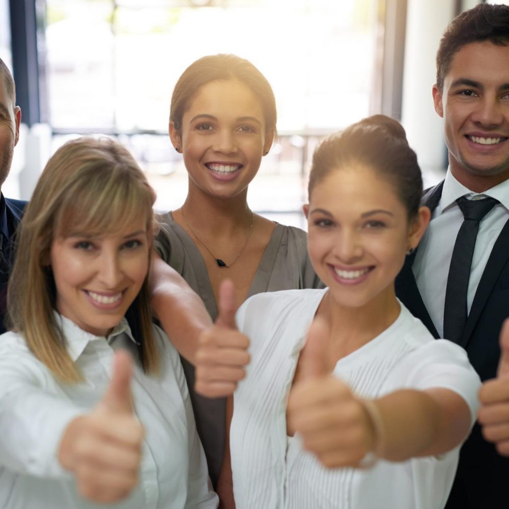 creemos-su-capacidad-llegar-lo-mas-alto-retrato-grupo-empresarios-mostrando-su-aprobacion-oficina